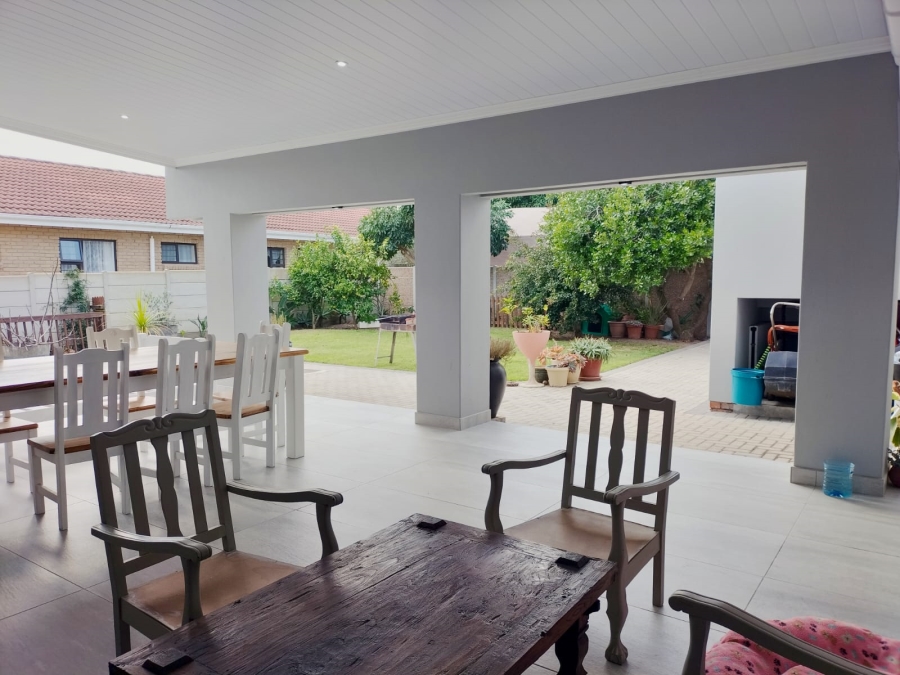 5 Bedroom Property for Sale in Fraaiuitsig Western Cape